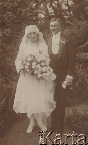 1924-1932, Kosów Poleski, woj. poleskie, Polska.
Młoda para w ślubnych strojach.
Fot. Feliks Drozdowski, zbiory Ośrodka KARTA, Pogotowie Archiwalne [PAF_050], udostępnił Krzysztof Drozdowski