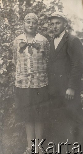 1924-1932, Kosów Poleski, woj. poleskie, Polska.
Młoda kobieta w kraciastym swetrze oraz mężczyzna w marynarce i kaszkiecie na głowie.
Fot. Feliks Drozdowski, zbiory Ośrodka KARTA, Pogotowie Archiwalne [PAF_050], udostępnił Krzysztof Drozdowski.
