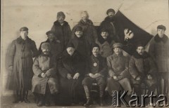 1924-1932, Kosów Poleski, woj. poleskie, Polska.
Grupa mężczyzn w zimowych ubraniach, po prawej stronie widoczny jest sztandar z białym orłem.
Fot. Feliks Drozdowski, zbiory Ośrodka KARTA, Pogotowie Archiwalne [PAF_050], udostępnił Krzysztof Drozdowski