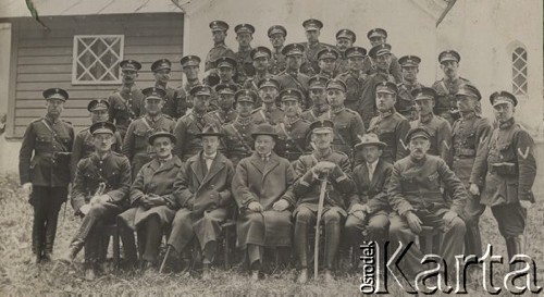 1924-1932, Kosów Poleski, woj. poleskie, Polska.
Grupa funkcjonariuszy Policji Państwowej.
Fot. Feliks Drozdowski, zbiory Ośrodka KARTA, Pogotowie Archiwalne [PAF_050], udostępnił Krzysztof Drozdowski