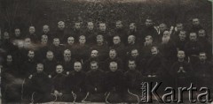 1924-1932, Kosów Poleski, woj. poleskie, Polska.
Grupa Franciszkanów w habitach przewiązanych sznurami.
Fot. Feliks Drozdowski, zbiory Ośrodka KARTA, Pogotowie Archiwalne [PAF_050], udostępnił Krzysztof Drozdowski