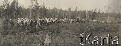 1924-1932, Kosów Poleski okolice, woj. poleskie, Polska.
Grupa wiejskich kobiet idących do pracy przy oczyszczaniu terenu pod budowę drogi.
Fot. Feliks Drozdowski, zbiory Ośrodka KARTA, Pogotowie Archiwalne [PAF_050], udostęnił Krzysztof Drozdowski