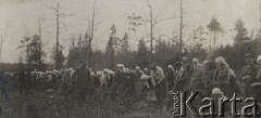 1924-1932, Kosów Poleski okolice, woj. poleskie, Polska.
Wiejskie kobiety oczyszczające teren pod budowę drogi.
Fot. Feliks Drozdowski, zbiory Ośrodka KARTA, Pogotowie Archiwalne [PAF_050], udostęnił Krzysztof Drozdowski