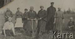 1924-1932, Kosów Poleski okolice, woj. poleskie, Polska.
Grupa wiejskich kobiet pracujących przy oczyszczaniu terenu pod budowę drogi, z prawej stoi ksiądz Feliks Drozdowski.
Fot. Feliks Drozdowski, zbiory Ośrodka KARTA, Pogotowie Archiwalne [PAF_050], udostęnił Krzysztof Drozdowski