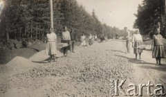 1924-1932, Kosów Poleski okolice, woj. poleskie, Polska.
Budowa drogi, na pierwszym planie kobiety noszące kamienie w nosidłach.
Fot. Feliks Drozdowski, zbiory Ośrodka KARTA, Pogotowie Archiwalne [PAF_050], udostęnił Krzysztof Drozdowski