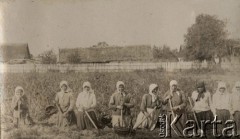 1924-1932, Kosów Poleski okolice, woj. poleskie, Polska.
Kobiety pracujące na polu przy zbiorze ziemniaków, w tle wiejskie zabudowania.
Fot. Feliks Drozdowski, zbiory Ośrodka KARTA, Pogotowie Archiwalne [PAF_050], udostęnił Krzysztof Drozdowski