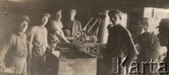 1924-1932, Kosów Poleski okolice, woj. poleskie, Polska.
Grupa mężczyzn podczas pracy.
Fot. Feliks Drozdowski, zbiory Ośrodka KARTA, Pogotowie Archiwalne [PAF_050], udostęnił Krzysztof Drozdowski