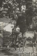 1924-1932, Kosów Poleski okolice, woj. poleskie, Polska.
Mężczyzna ostrzący noże na szlifierce.
Fot. Feliks Drozdowski, zbiory Ośrodka KARTA, Pogotowie Archiwalne [PAF_050], udostęnił Krzysztof Drozdowski