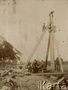1924-1932, Kosów Poleski okolice, woj. poleskie, Polska.
Grupa robotników obsługujących kafar.
Fot. Feliks Drozdowski, zbiory Ośrodka KARTA, Pogotowie Archiwalne [PAF_050], udostęnił Krzysztof Drozdowski