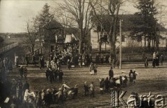 1924-1932, Kosów Poleski okolice, woj. poleskie, Polska.
Tłum ludzi wychodzących z kościoła oraz dzieci idące z biało-czerwonymi chorągiewkami.
Fot. Feliks Drozdowski, zbiory Ośrodka KARTA, Pogotowie Archiwalne [PAF_050], udostępnił Krzysztof Drozdowski