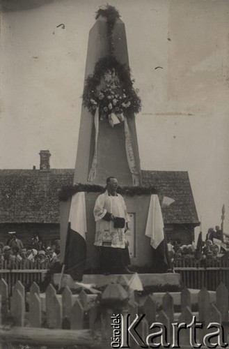 11.11.1928, Kosów Poleski, woj. poleskie, Polska.
Uroczyste odsłonięcie pomnika wzniesionego z okazji dziesięciolecia odzyskania niepodległości. Na stopniach pomnika stoi ksiądz, wokół niego zgromadzili się wierni.
Fot. Feliks Drozdowski, zbiory Ośrodka KARTA, Pogotowie Archiwalne [PAF_050], udostępnił Krzysztof Drozdowski