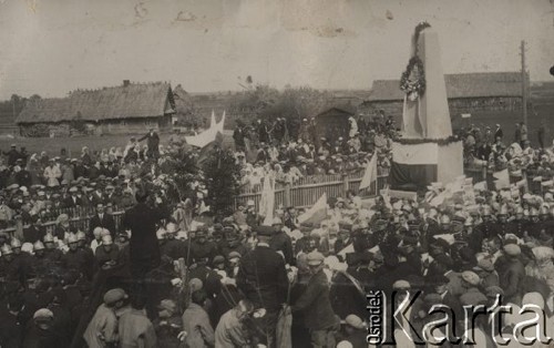 11.11.1928, Kosów Poleski, woj. poleskie, Polska.
Odsłonięcie pomnika wzniesionego z okazji dziesięciolecia odzyskania niepodległości. Grupa ludzi z biało-czerwonymi flagami.
Fot. Feliks Drozdowski, zbiory Ośrodka KARTA, Pogotowie Archiwalne [PAF_050], udostępnił Krzysztof Drozdowski