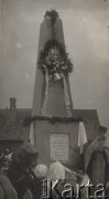11.11.1928, Kosów Poleski, woj. poleskie, Polska.
Odsłonięcie pomnika wzniesionego z okazji dziesięciolecia odzyskania niepodległości. Prawosławny duchowny stojący na stopniach pomnika oraz wierni.
Fot. Feliks Drozdowski, zbiory Ośrodka KARTA, Pogotowie Archiwalne [PAF_050], udostępnił Krzysztof Drozdowski