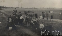 1924-1932, Kosów Poleski okolice, woj. poleskie, Polska.
Grupa dzieci przy drodze poza miastem. 
Fot. Feliks Drozdowski, zbiory Ośrodka KARTA, Pogotowie Archiwalne [PAF_050], udostępnił Krzysztof Drozdowski