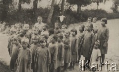 1924-1932, Kosów Poleski okolice, woj. poleskie, Polska.
Grupa wychowanków sierocińca ubranych w jednakowe koszule.
Fot. Feliks Drozdowski, zbiory Ośrodka KARTA, Pogotowie Archiwalne [PAF_050], udostępnił Krzysztof Drozdowski