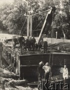 1924-1932, Kosów Poleski okolice, woj. poleskie, Polska.
Grupa chłopców na pokładzie barki, na pierwszym planie łódka, w której siedzi kobieta w białej sukience.
Fot. Feliks Drozdowski, zbiory Ośrodka KARTA, Pogotowie Archiwalne [PAF_050], udostęnił Krzysztof Drozdowski