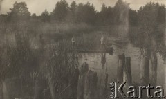 1924-1932, Kosów Poleski okolice, woj. poleskie, Polska.
Rzeka porośnięta szuwarami, dwaj mężczyźni łowiący ryby z łódki.
Fot. Feliks Drozdowski, zbiory Ośrodka KARTA, Pogotowie Archiwalne [PAF_050], udostępnił Krzysztof Drozdowski