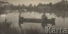 1924-1932, Kosów Poleski okolice, woj. poleskie, Polska.
Dwaj mężczyźni w łódce podczas wędkowania, w tle widoczny most.
Fot. Feliks Drozdowski, zbiory Ośrodka KARTA, Pogotowie Archiwalne [PAF_050], udostępnił Krzysztof Drozdowski