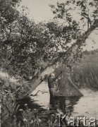 1924-1932, Kosów Poleski okolice, woj. poleskie, Polska.
Dwaj chłopcy łowiący ryby w rzece.
Fot. Feliks Drozdowski, zbiory Ośrodka KARTA, Pogotowie Archiwalne [PAF_050], udostępnił Krzysztof Drozdowski