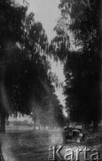 1924-1932, Kosów Poleski okolice, woj. poleskie, Polska.
Samochód jadący nieutwardzoną, wiejską drogą.
Fot. Feliks Drozdowski, zbiory Ośrodka KARTA, Pogotowie Archiwalne [PAF_050], udostępnił Krzysztof Drozdowski