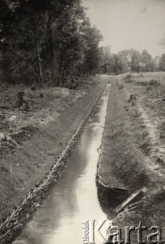 1924-1932, Kosów Poleski okolice, woj. poleskie, Polska.
Rów melioracyjny odprowadzający wodę z łąk.
Fot. Feliks Drozdowski, zbiory Ośrodka KARTA, Pogotowie Archiwalne [PAF_050], udostępnił Krzysztof Drozdowski