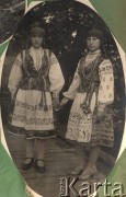 Ok. 1930, Kosów Poleski okolice, woj. poleskie, Polska.
Dwie młode kobiety w regionalnych strojach.
Fot. Feliks Drozdowski, zbiory Ośrodka KARTA, Pogotowie Archiwalne [PAF_050], udostępnił Krzysztof Drozdowski