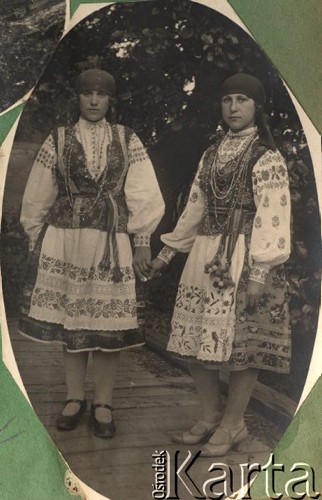 Ok. 1930, Kosów Poleski okolice, woj. poleskie, Polska.
Dwie młode kobiety w regionalnych strojach.
Fot. Feliks Drozdowski, zbiory Ośrodka KARTA, Pogotowie Archiwalne [PAF_050], udostępnił Krzysztof Drozdowski