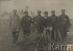1924-1932, Kosów Poleski okolice, woj. poleskie, Polska.
Leśniczy i gajowi ze strzelbami.
Fot. Feliks Drozdowski, zbiory Ośrodka KARTA, Pogotowie Archiwalne [PAF_050], udostęnił Krzysztof Drozdowski