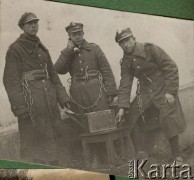 1924-1932, Kosów Poleski okolice, woj. poleskie, Polska.
Żołnierze przy radiotelefonie.
Fot. Feliks Drozdowski, zbiory Ośrodka KARTA, Pogotowie Archiwalne [PAF_050], udostęnił Krzysztof Drozdowski