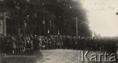 1924-1932, Piaski, woj. poleskie, Polska.
Święto Przysposobienia Wojskowego, wśród zgromadzonych są m.in. żołnierze, strażacy i dzieci z chorągiewkami.
Fot. Feliks Drozdowski, zbiory Ośrodka KARTA, Pogotowie Archiwalne [PAF_050], udostępnił Krzysztof Drozdowski