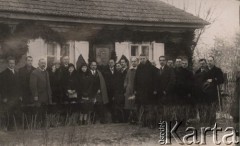 1924-1932, Mereczowszczyna k/Kosowa Poleskiego, woj. poleskie, Polska.
Grupa osób przed dworkiem w Mereczowszczyźnie, w którym urodził się Tadeusz Kościuszko.
Fot. Feliks Drozdowski, zbiory Ośrodka KARTA, Pogotowie Archiwalne [PAF_050], udostępnił Krzysztof Drozdowski