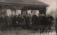 1924-1932, Mereczowszczyna k/Kosowa Poleskiego, woj. poleskie, Polska.
Grupa osób przed dworkiem w Mereczowszczyźnie, w którym urodził się Tadeusz Kościuszko.
Fot. Feliks Drozdowski, zbiory Ośrodka KARTA, Pogotowie Archiwalne [PAF_050], udostępnił Krzysztof Drozdowski