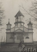 1924-1932, brak miejsca, woj. poleskie, Polska.
Mężczyzna siedzący na kamieniu przed drewnianą cerkwią.
Fot. Feliks Drozdowski, zbiory Ośrodka KARTA, Pogotowie Archiwalne [PAF_050], udostępnił Krzysztof Drozdowski.