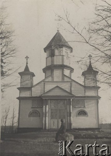 1924-1932, brak miejsca, woj. poleskie, Polska.
Mężczyzna siedzący na kamieniu przed drewnianą cerkwią.
Fot. Feliks Drozdowski, zbiory Ośrodka KARTA, Pogotowie Archiwalne [PAF_050], udostępnił Krzysztof Drozdowski.