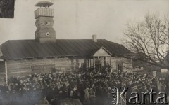 Ok. 1930, Telechany, pow. Iwacewicze, woj. poleskie, Polska.
Tłum przed siedzibą Straży Pożarnej, zgromadzony prawdopodobnie z okazji uroczystości, widoczne są biało-czerwone flagi.
Fot. Feliks Drozdowski, zbiory Ośrodka KARTA, Pogotowie Archiwalne [PAF_050], udostępnił Krzysztof Drozdowski
