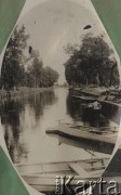 Ok. 1930, Telechany, pow. Iwacewicze, woj. poleskie, Polska.
Łódki na Kanale Ogińskiego łączącym dorzecza Dniepru i Niemna.
Fot. Feliks Drozdowski, zbiory Ośrodka KARTA, Pogotowie Archiwalne [PAF_050], udostępnił Krzysztof Drozdowski