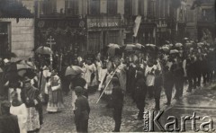 2.07.1927, Wilno, Polska.
Koronacja obrazu Matki Bożej Ostrobramskiej. Zdjęcie zostało wykonane podczas uroczystej procesji ulicami miasta, która odbyła się przed koronacją. Z przodu idą księża, w tym biskupi i arcybiskupi, w oddali po prawej stronie obraz Matki Bożej Ostrobramskiej.
Fot. Feliks Drozdowski, zbiory Ośrodka KARTA, Pogotowie Archiwalne [PAF_050], udostępnił Krzysztof Drozdowski