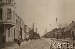 Ok. 1930, Brześć n/ Bugiem, woj. poleskie, Polska.
Ulica 3-go Maja. Na zdjęciu widoczne są zabudowania i przechodnie.
Fot. NN, zbiory Ośrodka KARTA, Pogotowie Archiwalne [PAF_050], udostępnił Krzysztof Drozdowski