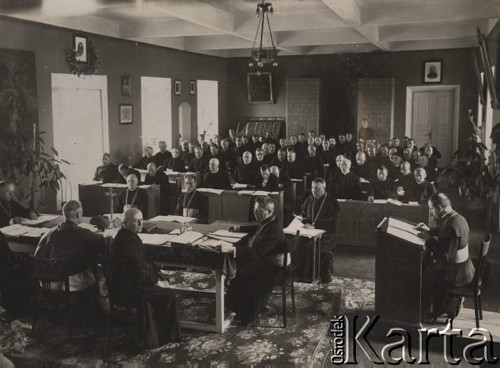 Ok. 1930, Pińsk, woj. poleskie, Polska.
Seminarium duchowne, grupa księży podczas konferencji.
Fot. Feliks Drozdowski, zbiory Ośrodka KARTA, udostępnił Krzysztof Drozdowski