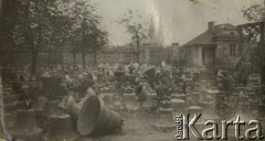 Ok. 1930, woj. poleskie, Polska.
Kościelne dzwony leżące na placu.
Fot. Feliks Drozdowski, zbiory Ośrodka KARTA, Pogotowie Archiwalne [PAF_050], udostęnił Krzysztof Drozdowski 
