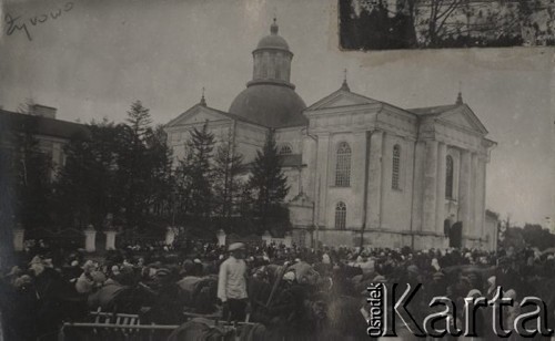 Ok. 1930, Żyrowo, Polska.
Tłum zgromadzony przed kościołem.
Fot. Feliks Drozdowski, zbiory Ośrodka KARTA, Pogotowie Archiwalne [PAF_050], udostępnił Krzysztof Drozdowski