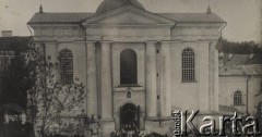 Ok. 1930, Żyrowo, Polska.
Fasada kościoła i wychodzący z niego tłum.
Fot. Feliks Drozdowski, zbiory Ośrodka KARTA, Pogotowie Archiwalne [PAF_050], udostępnił Krzysztof Drozdowski