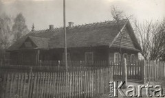 1924-1932, woj. poleskie, Polska.
Architektura Polesia - drewniany dom kryty strzechą.
Fot. Feliks Drozdowski, zbiory Ośrodka KARTA, Pogotowie Archiwalne [PAF_050], udostępnił Krzysztof Drozdowski.