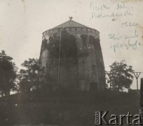 Ok. 1930, Piaski, woj. poleskie, Polska.
Młyn Holenderski z kogutkiem na dachu używany jako zbiornik na spirytus.
Fot. Feliks Drozdowski, zbiory Ośrodka KARTA, Pogotowie Archiwalne [PAF_050, udostępnił Krzysztof Drozdowski