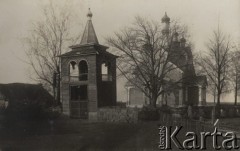 Ok. 1930, woj. poleskie, Polska.
Cerkiew prawosławna i znajdująca się przed nią dzwonnica.
Fot. Feliks Drozdowski, zbiory Ośrodka KARTA, Pogotowie Archiwalne [PAF_050], udostępnił Krzysztof Drozdowski