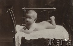 Ok. 1930, brak miejsca, Polska.
Dziecko leżace na krześle.
Fot. NN, zbiory Ośrodka KARTA, Pogotowie Archiwalne [PAF_050], udostęnił Krzysztof Drozdowski