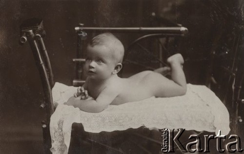Ok. 1930, brak miejsca, Polska.
Dziecko leżace na krześle.
Fot. NN, zbiory Ośrodka KARTA, Pogotowie Archiwalne [PAF_050], udostęnił Krzysztof Drozdowski