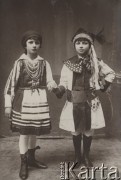 Ok. 1930, brak miejsca, Polska.
Dziewczynka i chłopiec w strojach regionalnych.
Fot. NN, zbiory Ośrodka KARTA, Pogotowie Archiwalne [PAF_050], udostęnił Krzysztof Drozdowski 
