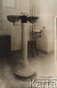 1930-1934, Inowrocław, woj. Poznań, Polska.
Uzdrowisko Ubezpieczalni Krajowej, urządzenie do inhalacji dla dwóch osób.
Fot. Droszcz, zbiory Ośrodka KARTA, Pogotowie Archiwalne [PAF_050], udostęnił Krzysztof Drozdowski