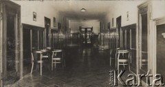 1930-1934, Inowrocław, woj. Poznań, Polska.
Budynek Uzdrowiska Ubezpieczalni Krajowej, widok korytarza na I piętrze.
Fot. Droszcz, zbiory Ośrodka KARTA, Pogotowie Archiwalne [PAF_050], udostęnił Krzysztof Drozdowski